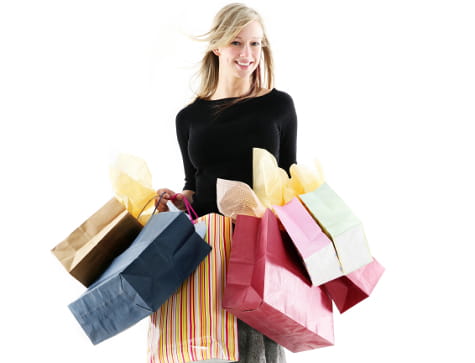 Mujer joven con bolsas de la compra